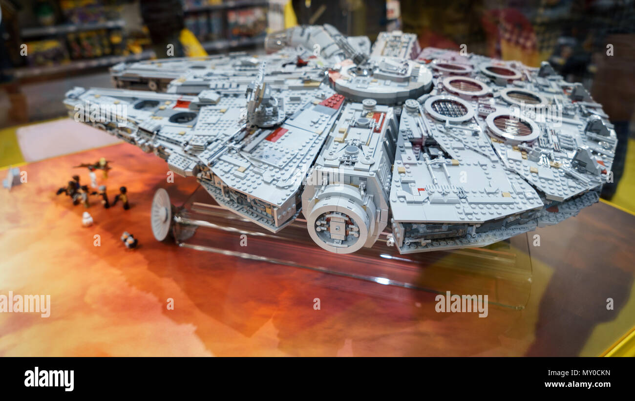 Millennium falcon han solo hi-res stock photography and images - Alamy