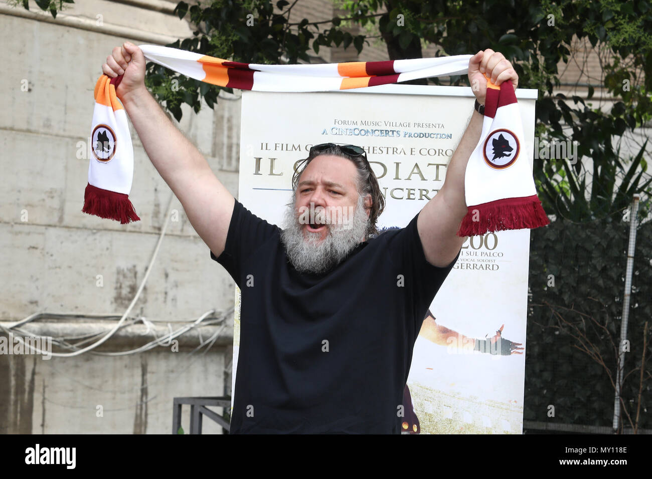 Rome, photocall theater show "Il Gladiatore in concerto". In the picture:  Russel Crowe with the scarf of the football team AS Roma Stock Photo - Alamy