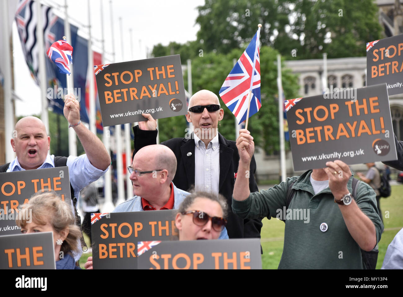 Westminster, London, UK. 5th June 2018. UK Unity a pro-Brexit organisation demands that the UK leave the EU immediately, demonstrating outside Downing Street  and Parliament. Credit: Matthew Chattle/Alamy Live News Stock Photo