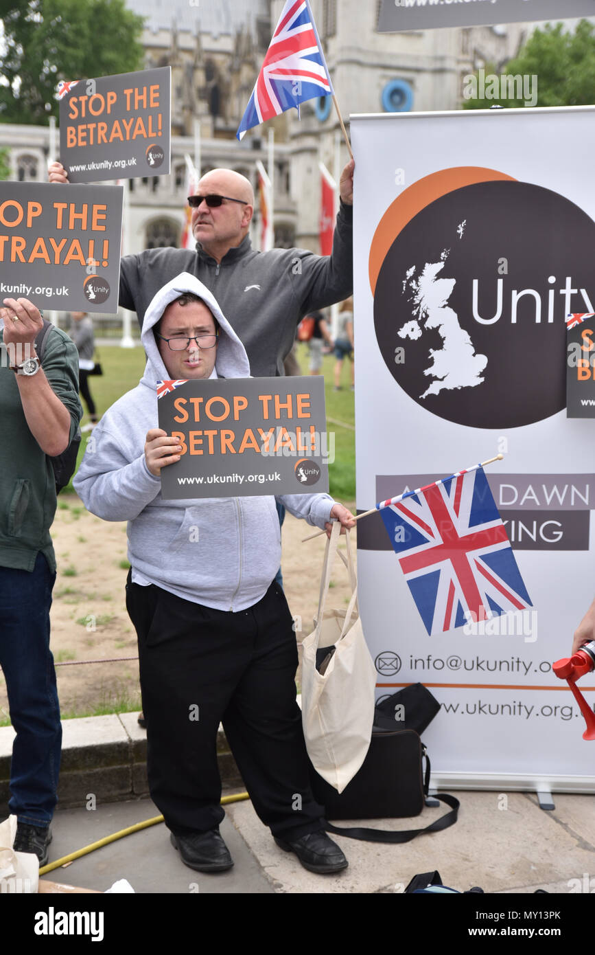 Westminster, London, UK. 5th June 2018. UK Unity a pro-Brexit organisation demands that the UK leave the EU immediately, demonstrating outside Downing Street  and Parliament. Credit: Matthew Chattle/Alamy Live News Stock Photo