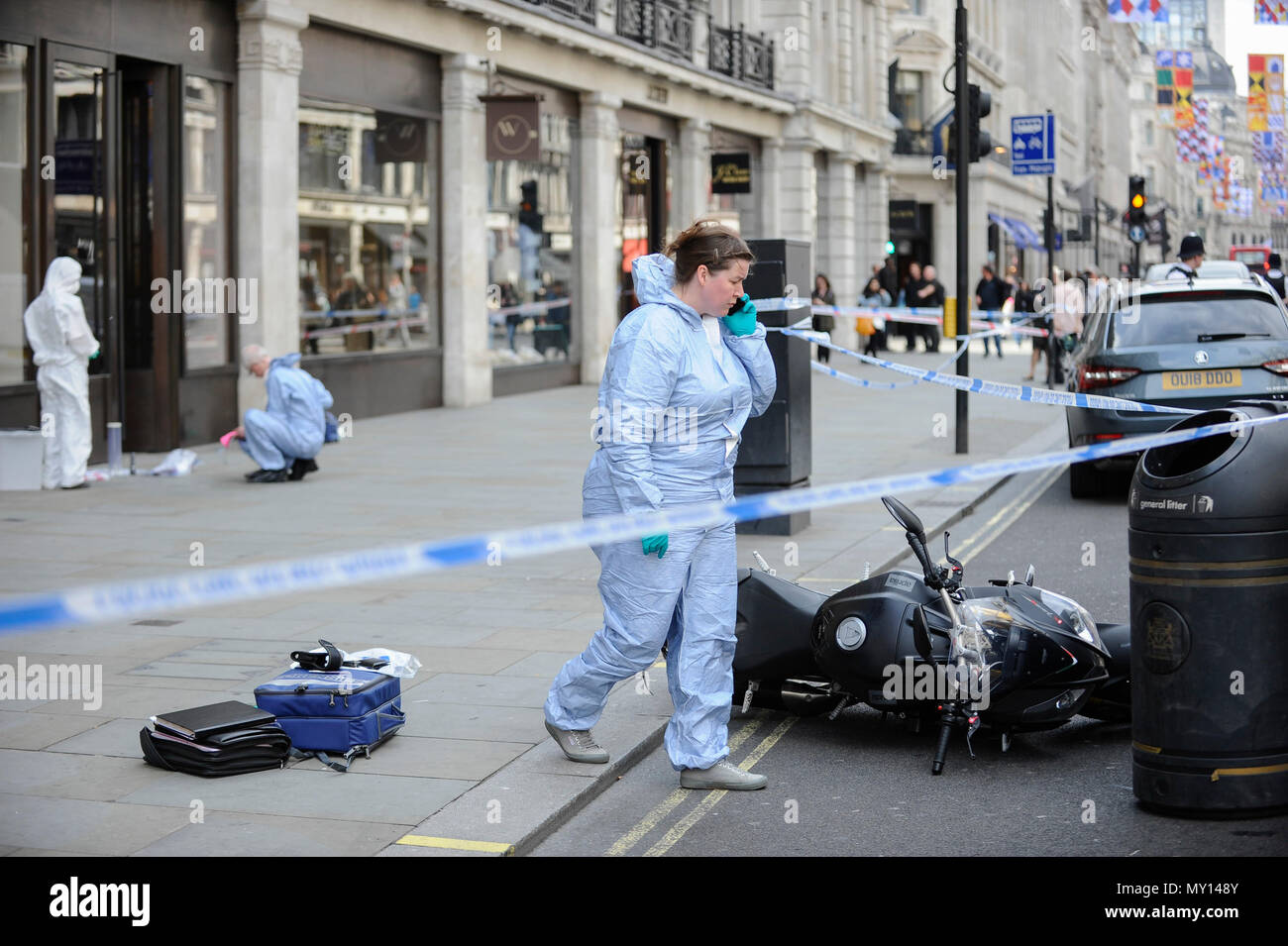 London, UK.  5 June 2018.  Members of a forensics team examines the scene outside the Watches of Switzerland on Regent Street.  Two motorcycles were involved in a smash and grab incident at the premises.  Investigations are ongoing. Credit: Stephen Chung / Alamy Live News Stock Photo