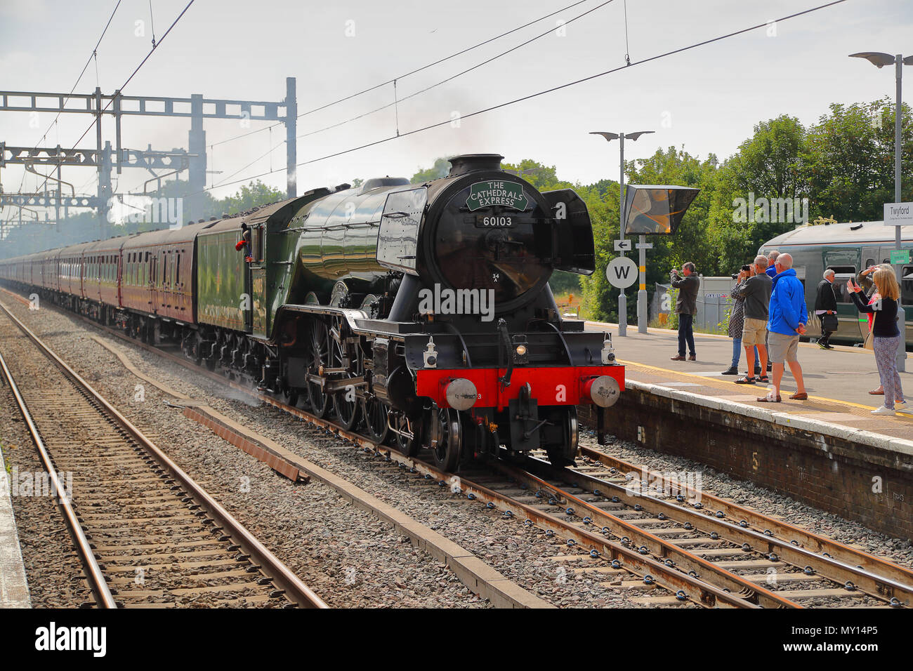 Twyford station, Berkshire, UK. 5th June, 2018. Hundreds of people waited patiently for the Flying Scotsman train on its way from Reading to Paddington. Families and trainspotters alike had gathered to get a glimpse of the iconic train on its way to London. Credit: Uwe Deffner/Alamy Live News Stock Photo