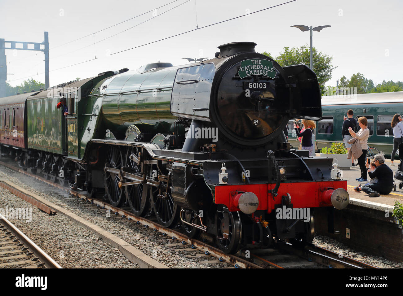 Twyford station, Berkshire, UK. 5th June, 2018. Hundreds of people waited patiently for the Flying Scotsman train on its way from Reading to Paddington. Families and trainspotters alike had gathered to get a glimpse of the iconic train on its way to London. Credit: Uwe Deffner/Alamy Live News Stock Photo