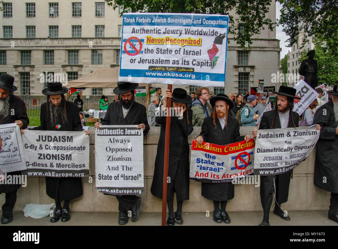 London, UK. 5th June, 2018. Hasidic Jews protest against Israeli oppression in Palestine Credit: Alex Cavendish/Alamy Live News Stock Photo