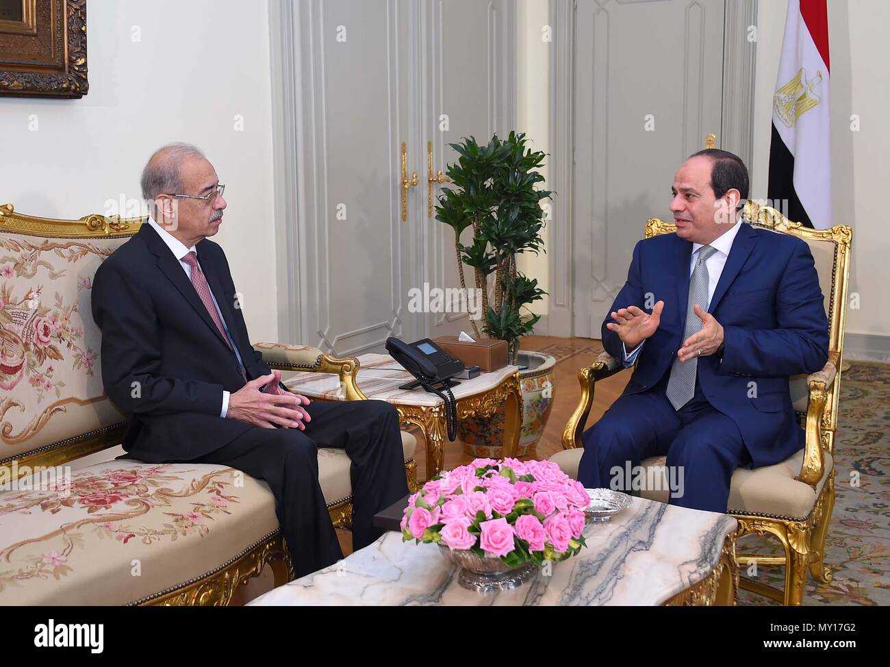 Cairo, Egypt. 5th June, 2018. Egyptian President Abdel-Fattah al-Sisi (R) meets with Prime Minister Sherif Ismail in Cairo, Egypt, on June 5, 2018. Sherif Ismail submitted his government's resignation to President Abdel-Fattah al-Sisi, the Egyptian presidential spokesman said Tuesday. Credit: MENA/Xinhua/Alamy Live News Stock Photo