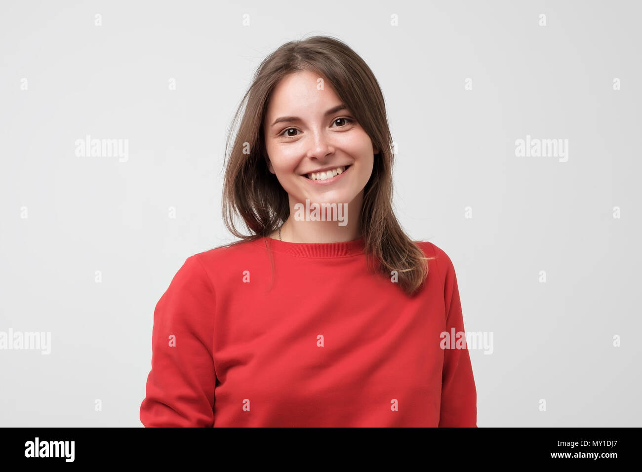Woman beautiful smiling posing hi-res stock photography and images - Alamy