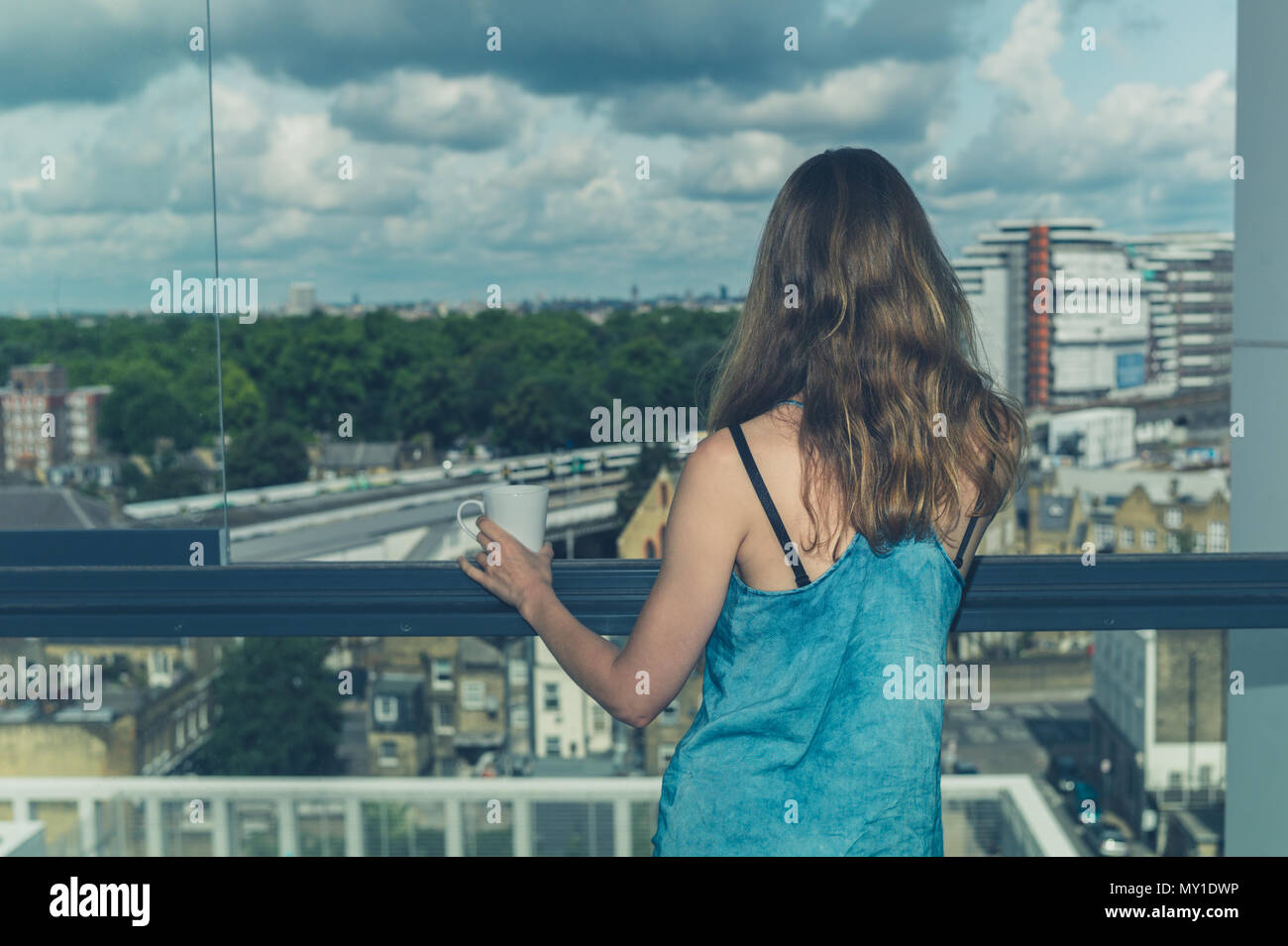 Закрыл девушку на балконе. Ауф на балконе смотрит вверх. Девушка говорит по смартфону на балконе. Пожарный закрыл собой девушку на балконе. Закрыть балкон.