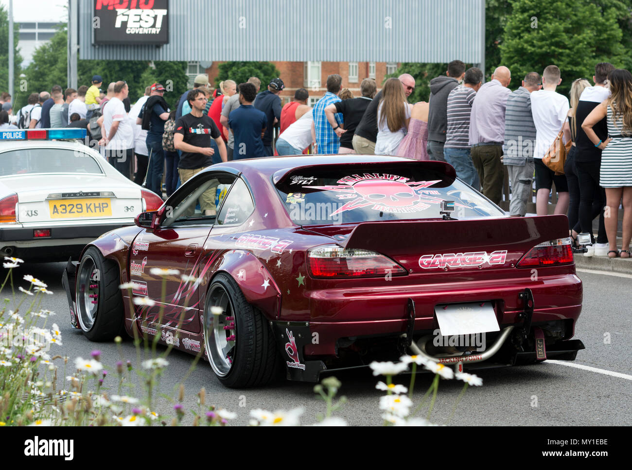 Foto de Drift Marcas De Carros Nissan Superar À Corrida e mais fotos de  stock de 2015 - 2015, Amuado, Atividade - iStock