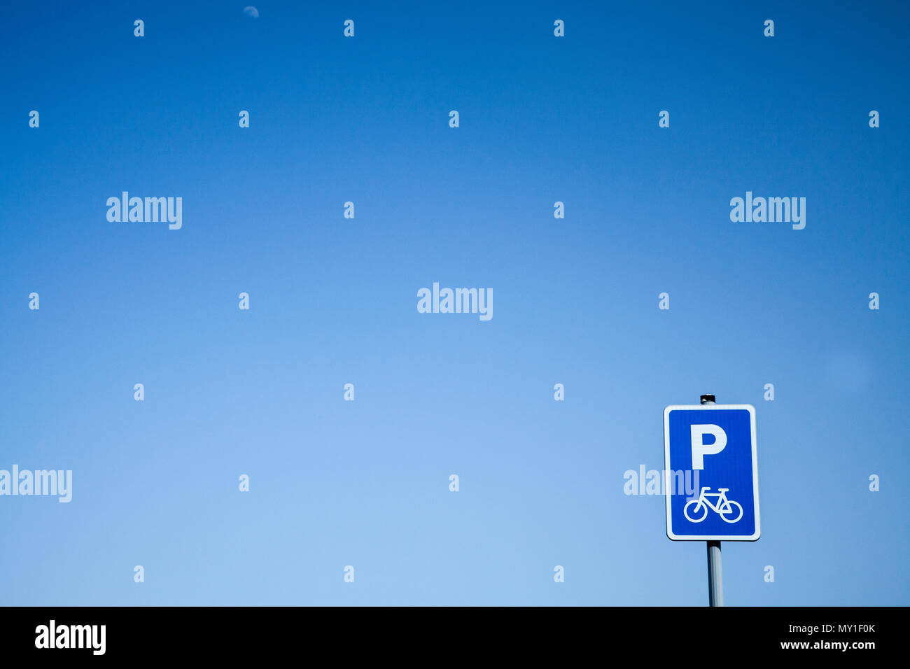 Parking and cycle sign against a blue sky Stock Photo - Alamy
