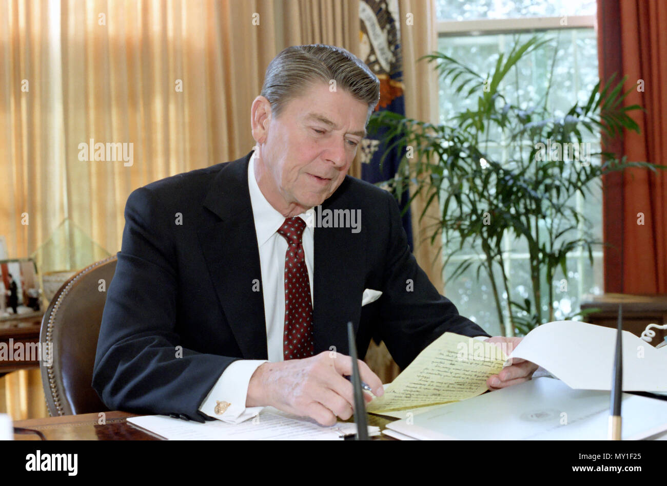 1/26/1982 President Reagan in the Oval Office working on State of the Union Speech Stock Photo