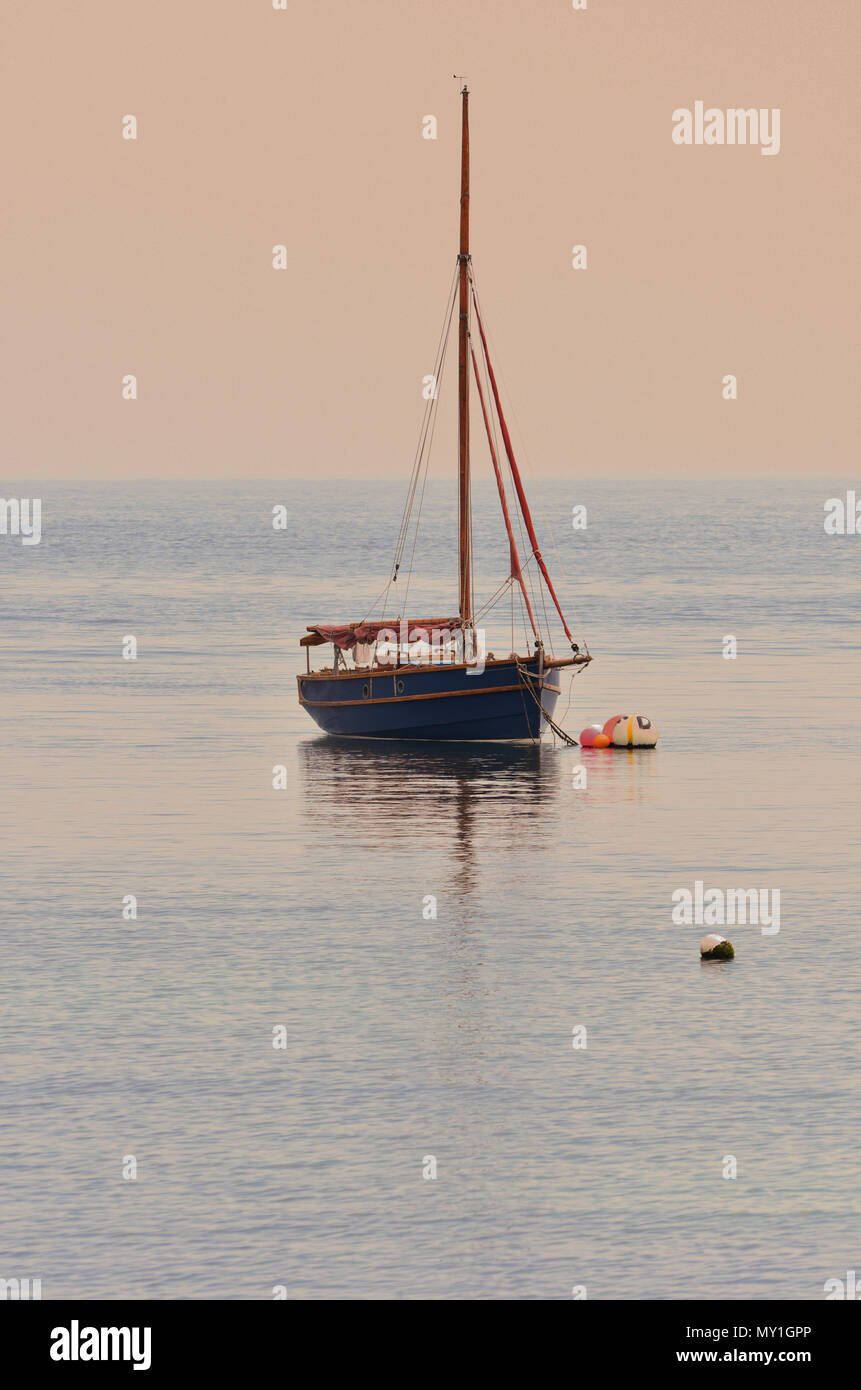 Boat sailing on bay sunset hi-res stock photography and images - Alamy