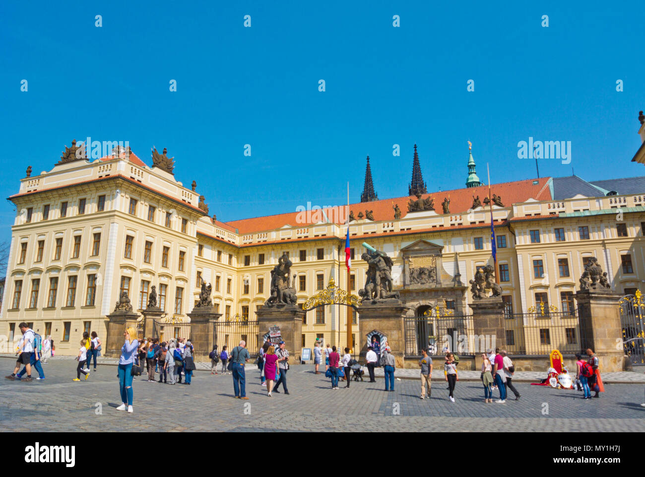 Castle gates, Hradcanske namesti, Hradcany, Prague, Czech Republic Stock Photo