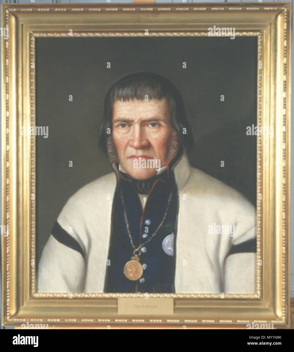 . Norsk bokmål Portrett av Tallev O. Huvestad. Hvit trøye (jakke) og