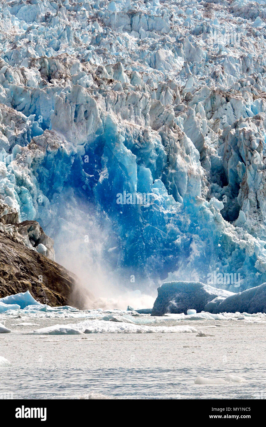 Sawyer Gletscher kalbt, Tracy Arm Fjord, Alaska, Nordpazifik, USA | Sawyer glacier at Tracy Arm Fjord, calves, Alaska, North Pacific, USA Stock Photo