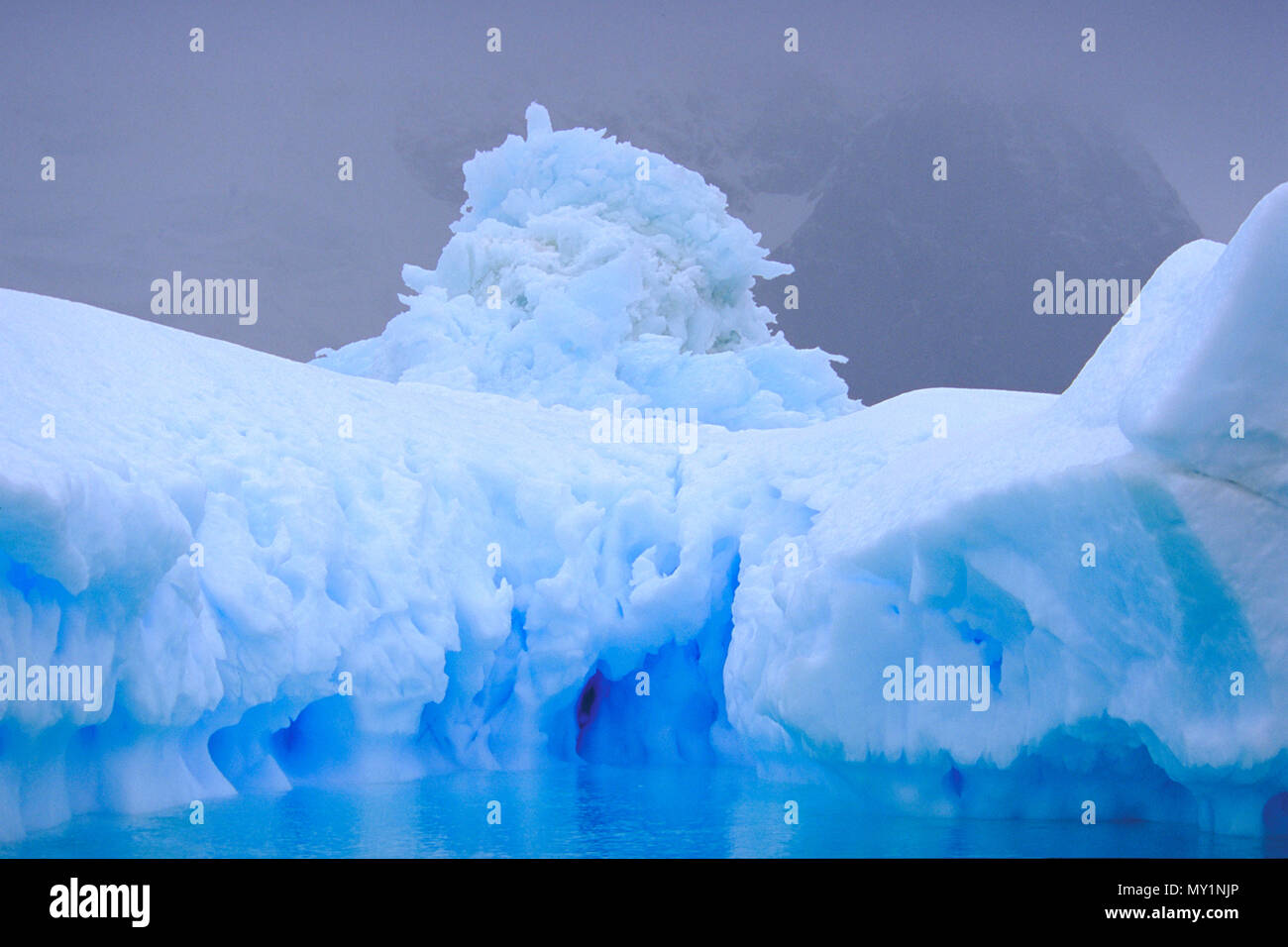 Treibender Eisberg in der Antarktis | Drifting Iceberg at Antarctic Stock Photo