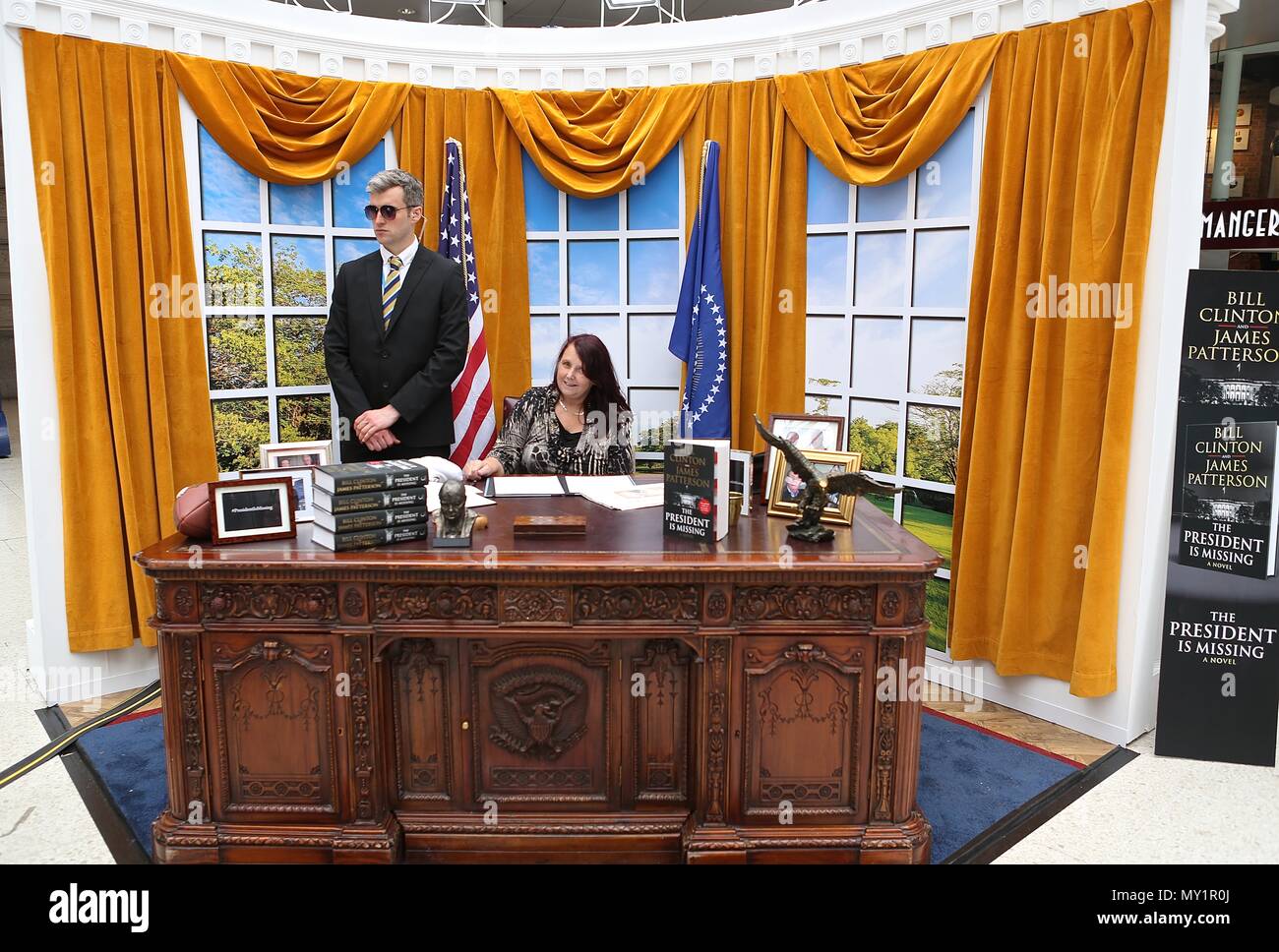 Bill clinton oval office at night hi-res stock photography and images ...