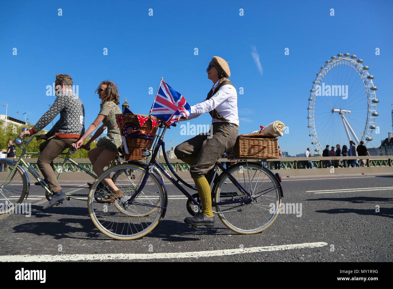 Over a thousand cyclists take part in the 10th annual Tweed Run riding ...
