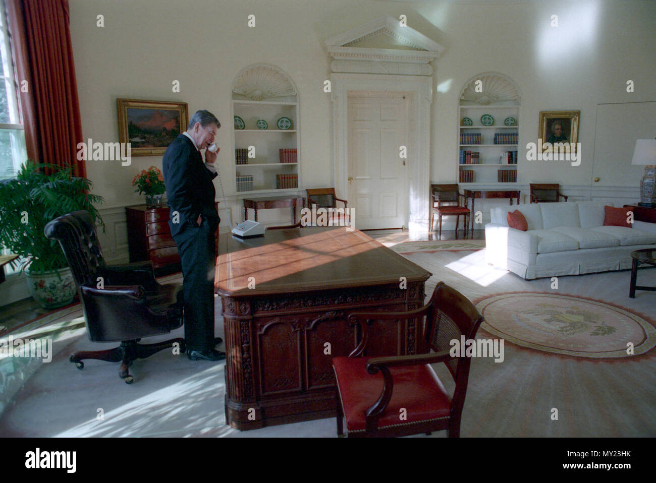 1/20/1989 President Reagan in the Oval Office for the last time Stock Photo