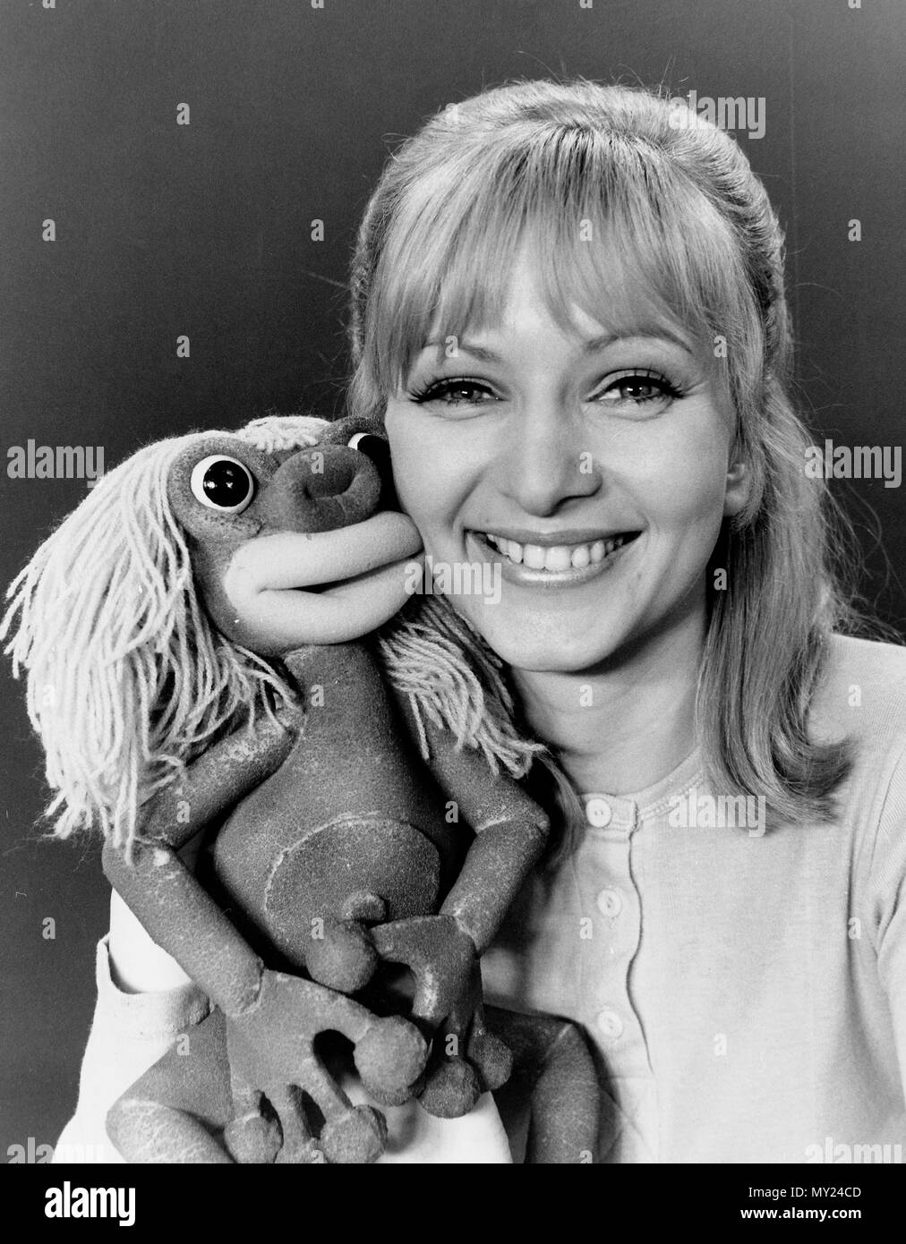 Plumpaquatsch, Kinderunterhaltungssendung, Deutschland 1972 - 1975,  Moderatorin Susanne Beck mit Wassermann Plumpaquatsch Stock Photo - Alamy