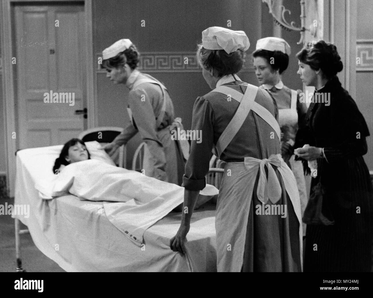 Antitoxin, Fernsehfilm, Deutschland 1967, Regie: Udo Langhoff, Darsteller: (v. l.) Frauke Grund, Heidrun Riekmann, Marianne Warneke, Priska Stadler Stock Photo