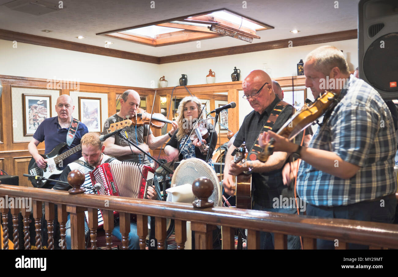 dh Stromness Folk Festival STROMNESS ORKNEY Scottish Folk musician band playing instruments in pub music scotland Stock Photo