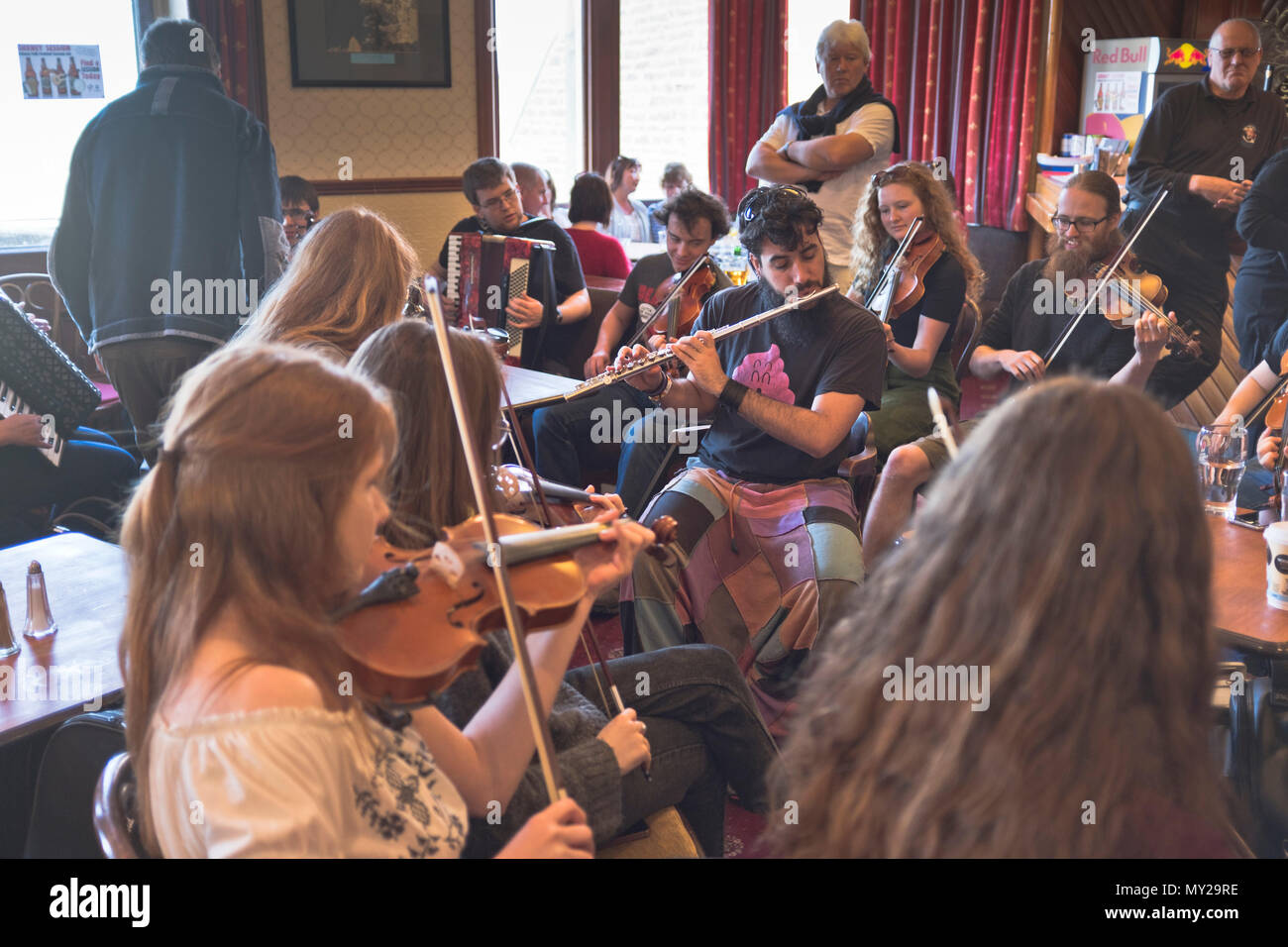 dh Stromness Folk Festival STROMNESS ORKNEY Folk musicians playing instruments in pub Scotland traditional fiddle player instrument fiddler Stock Photo