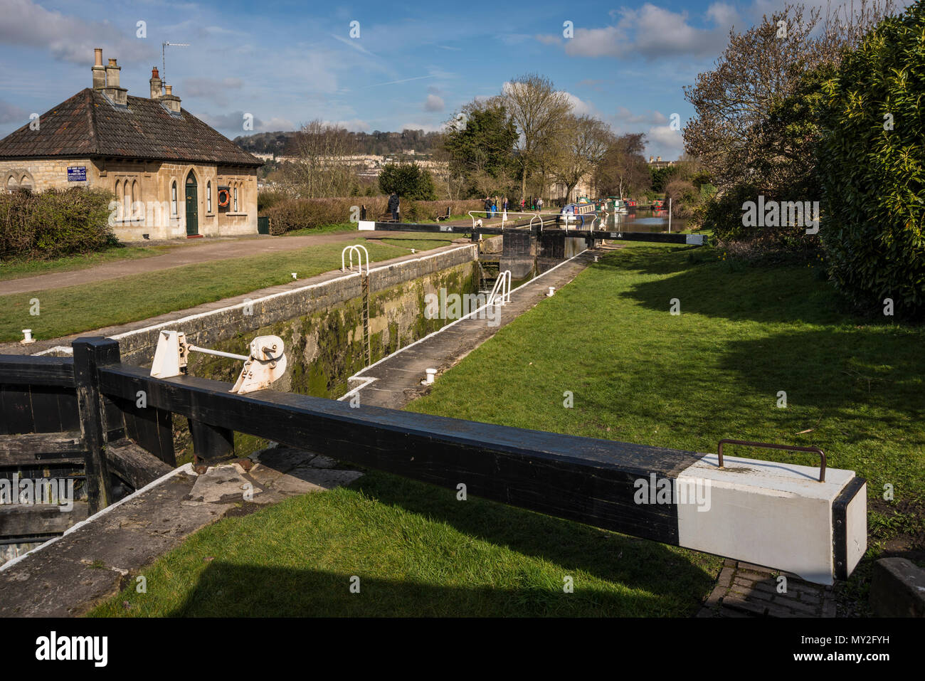 Top Lock keeper's Cottage and lock, Kennet and Avon Canal, Bathwick, Bath, Somerset, UK Stock Photo