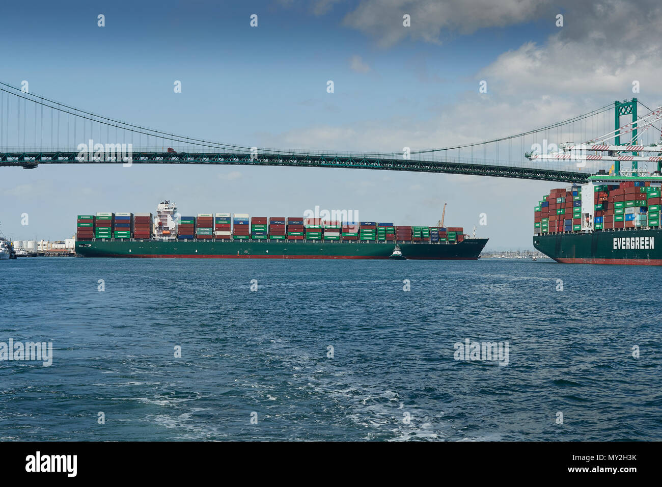 The Container Ship, SEAMAX NEW HAVEN, Being Assisted By Tractor Tugs Under The Vincent Thomas Bridge In The Port Of Los Angeles, California, USA. Stock Photo