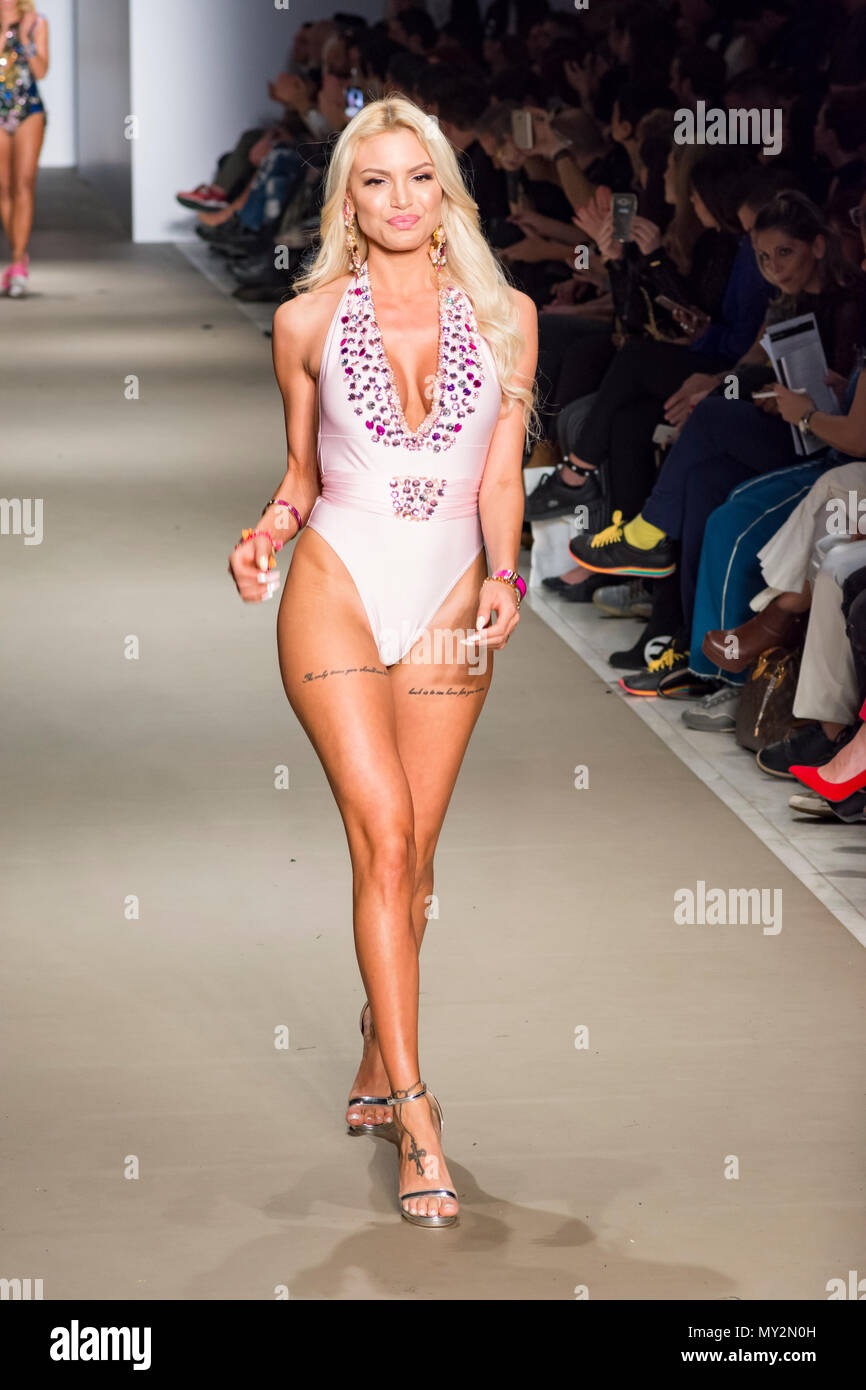 Fashion sexy cat walk sexy blond model catwalk in fashion show Stock Photo - Alamy