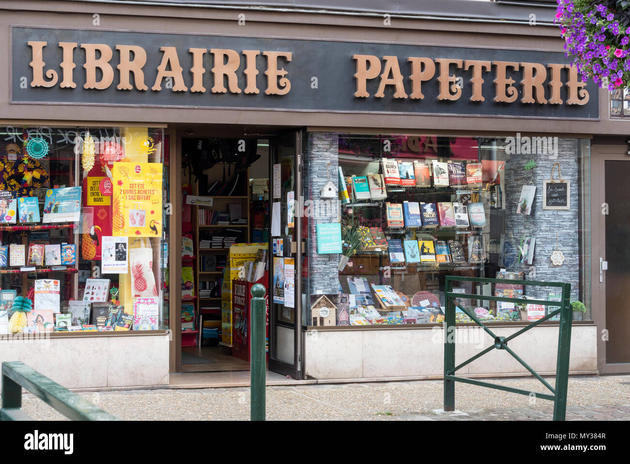 Papeterie shop france hi-res stock photography and images - Alamy