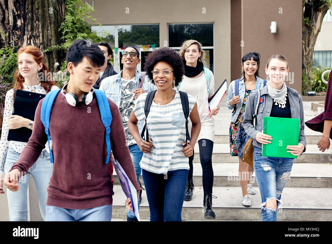 College students walking on campus Stock Photo: 188778930 - Alamy