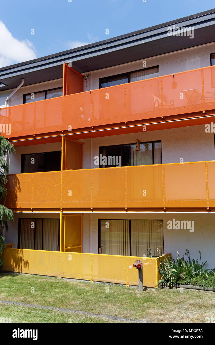 Stucco apartment building hi-res stock photography and images - Alamy
