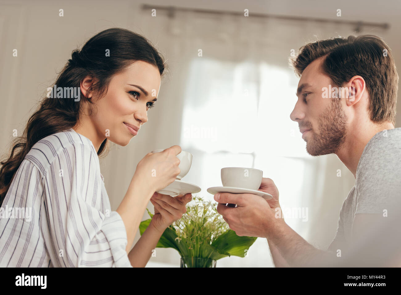 Сидим с мужем на кухне. Семья пьет кофе. Пара пьет чай дома. Молодая пара пьет кофе. Мужчина и женщина пьют чай дома.
