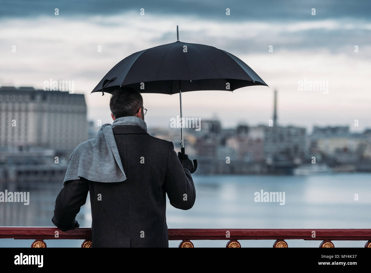 I take my umbrella. It. Одинокий мужчина с зонтом. I take my umbrella. A umbrella или an.