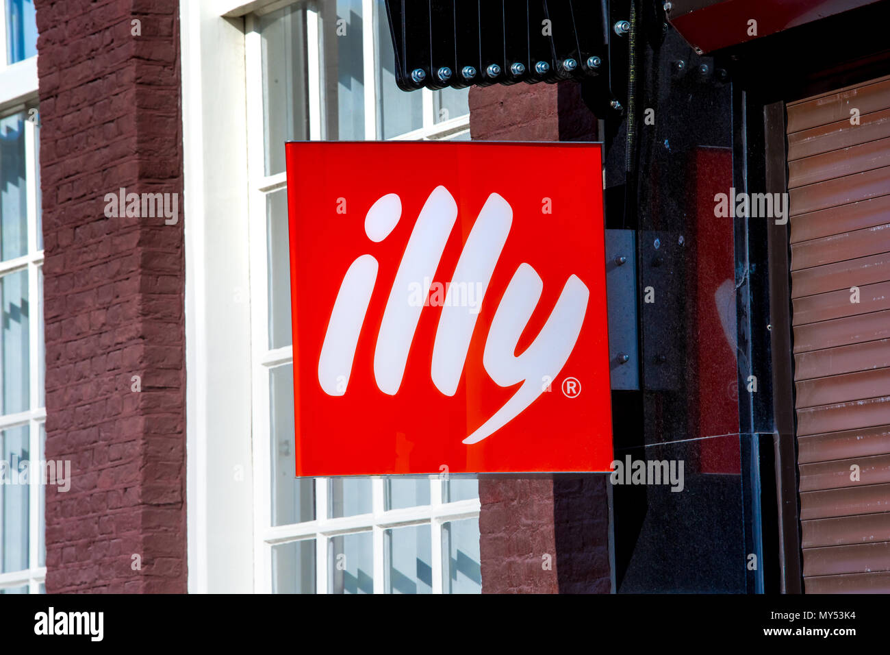 Illy Coffee High Resolution Stock Photography and Images Alamy