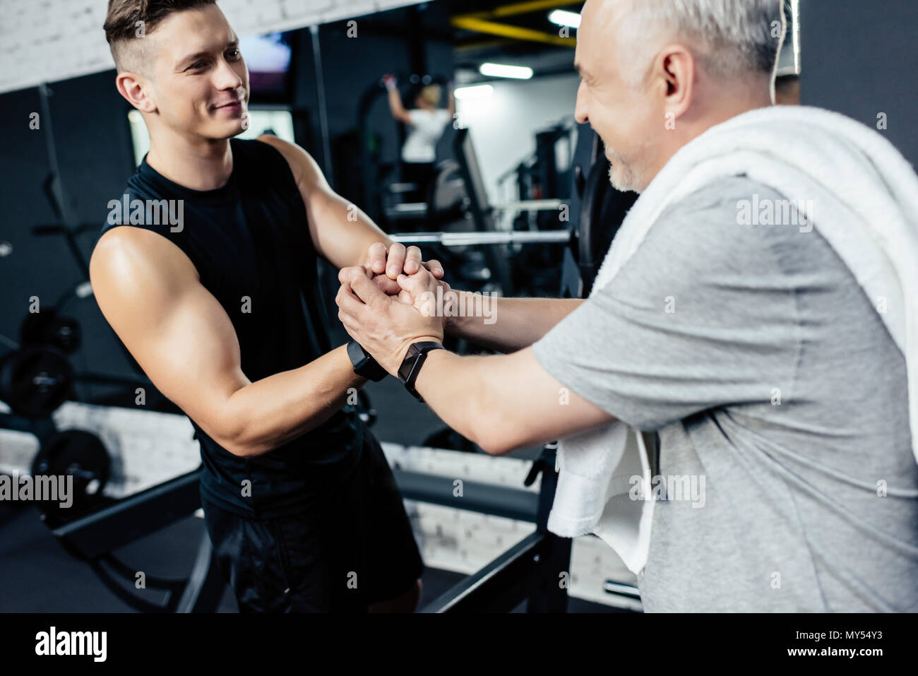 тренировка с гирей минотавр. александр григорян тренер. мужчина с вытянутыми руками в стороны. фото рук тренера. рука тренера.