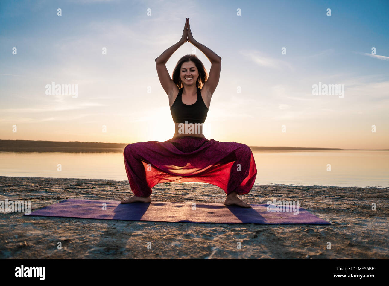 Пита йога. Женщины на солнце на йоге. Кудрявая йога солнце. Йога на рассвете женщина 50 лет.
