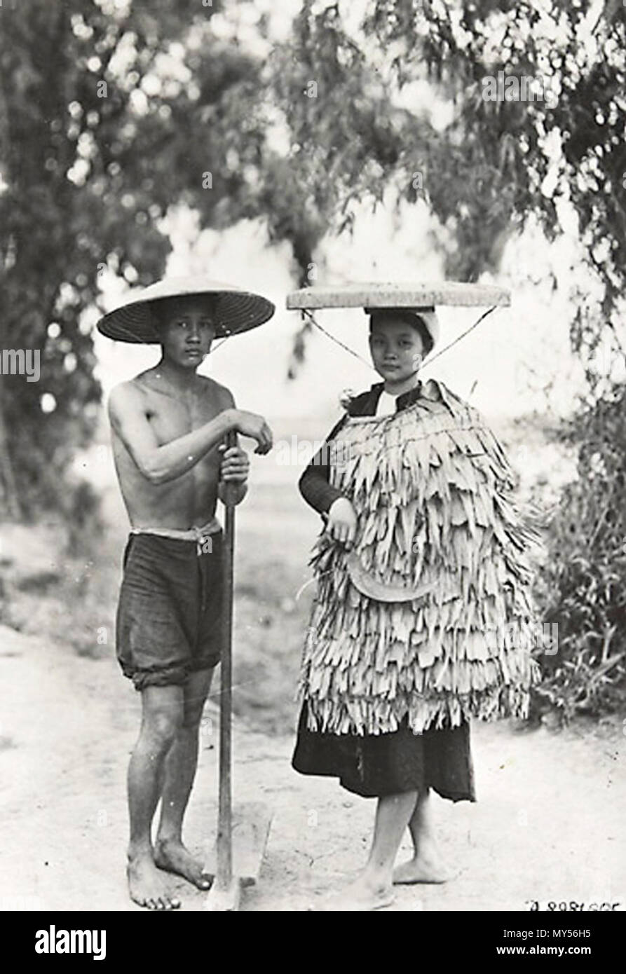 Français : Paysans des environs de Hanoï. Femme vêtue de son manteau de  pluie. 1921. 1921. Léon Busy 550 Viet1919 Stock Photo - Alamy