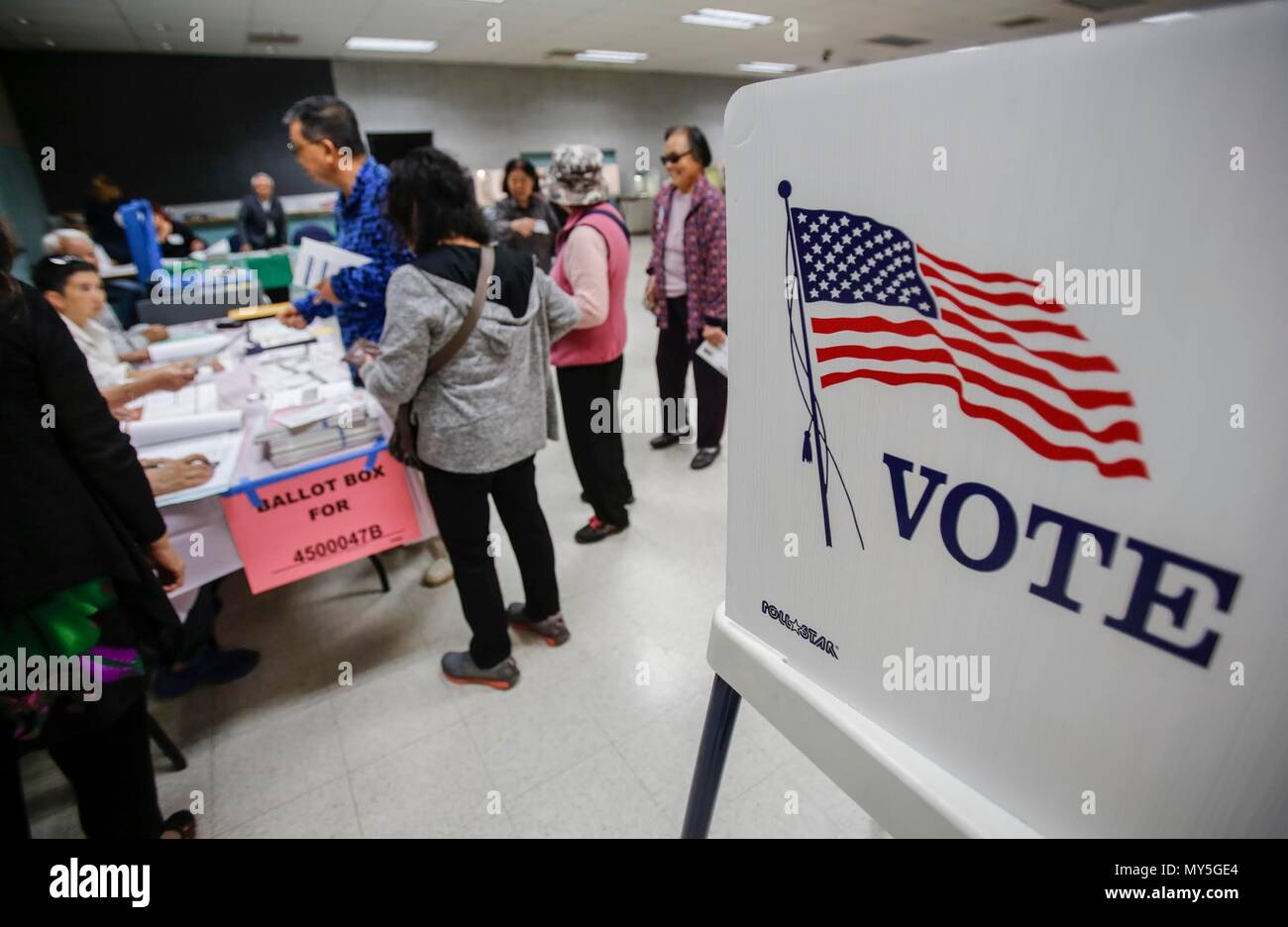 (180606) -- LOS ANGELES, June 6, 2018 (Xinhua) -- Voters are seen at a polling station during California primary election in Monterey Park, Los Angeles, the United States, June 5, 2018. (Xinhua/Zhao Hanrong) (jmmn) Stock Photo