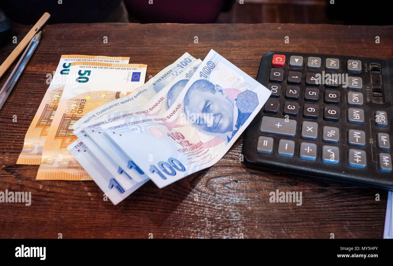 31.05.2018, Dalyan, Turkey: 100 lira banknotes, euro banknotes and a calculator are on a table. In Turkey, inflation has risen following sharp falls in the country's currency lira. Photo: Jens Kalaene/dpa central image/dpa | usage worldwide Stock Photo