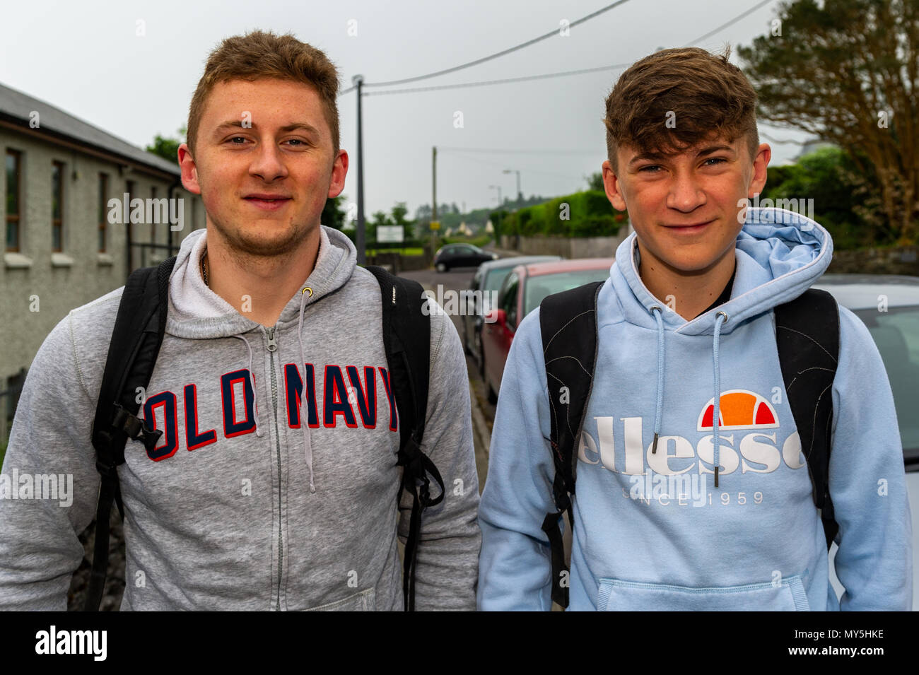 Schull, Ireland. 6th June, 2018. Both Leaving and Junior Cert candidates are facing an English paper for their first exam today. The exams run for 2 weeks. Pictured before the exam are sons of the now deceased 'Black' (Colin Vearncombe) Marius Vearncombe (Leaving) and Milan Vearncombe (Junior), both from Schull. Credit: Andy Gibson/Alamy Live News. Stock Photo