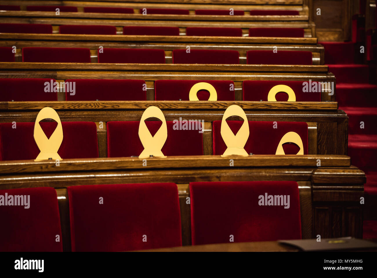 Barcelona, Spain. 6 June, 2018:  Yellow ribbons mark the seats of exiled Catalan politicans in the plenary hall during a session at the Catalan Parliament Credit: Matthias Oesterle/Alamy Live News Stock Photo