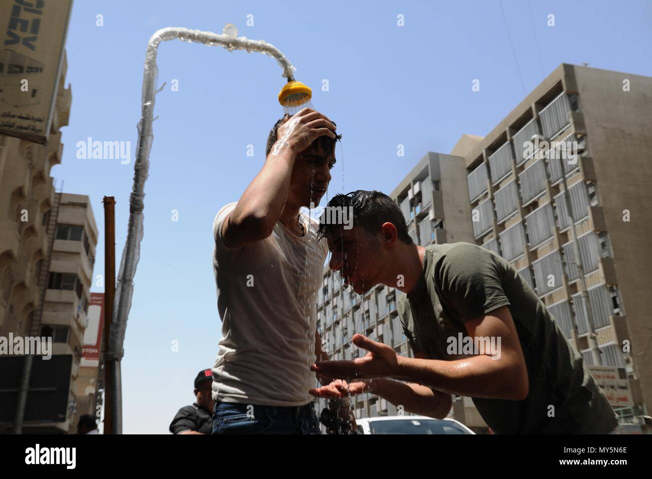 Baghdad, Iraq. 6th June, 2018. People cool off themselves as the temperature rises upon 40 degrees Celsius in Baghdad, Iraq, June 6, 2018. Credit: Khalil Dawood/Xinhua/Alamy Live News Stock Photo