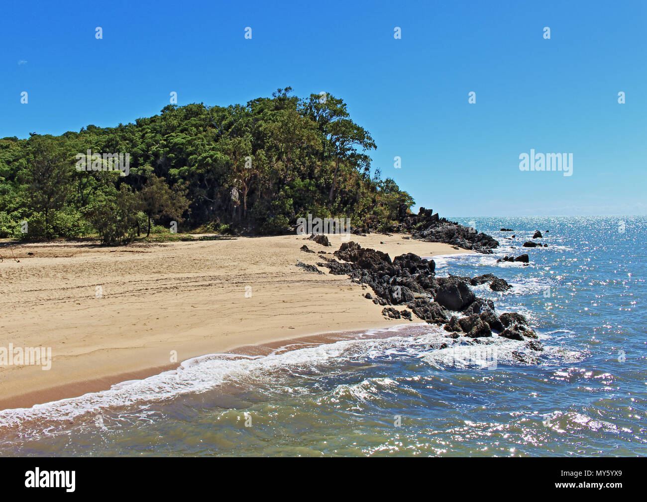 Palm Cove beach, via Cairns a beautiful destination close to the Great Barrier Reef and
