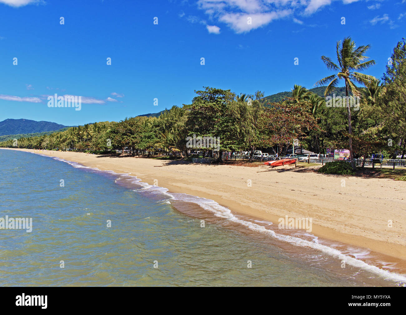 Palm Cove beach, via Cairns a beautiful destination close to the Great Barrier Reef and