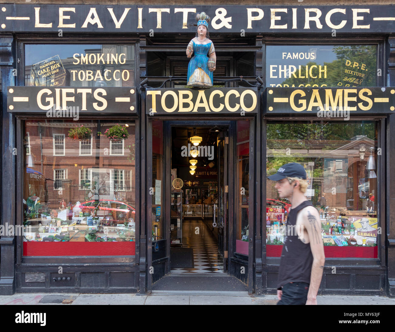Traditional shop tobacco hi-res stock photography and images - Alamy