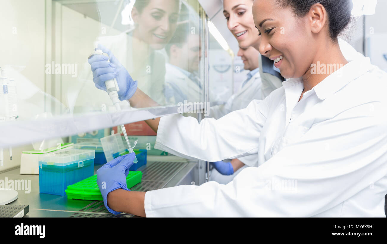 African woman in laboratory hi-res stock photography and images - Alamy