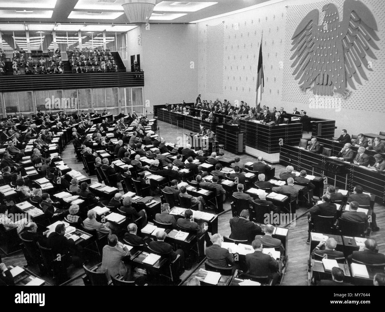The full Bundestag during a speech on the state of the nation by German Chancellor Willy Brandt (SPD, at the rostrum) in Bonn, Germany, on 28 January 1971. | usage worldwide Stock Photo