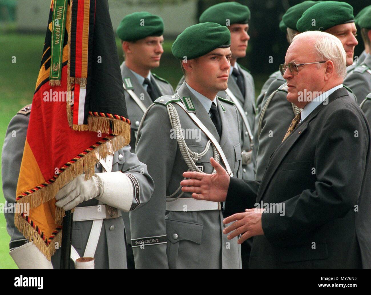 German President Roman Herzog in conversation with solders from the Bundeswehr guard of honour, on 9 September 1997. The unit were outside Villa Hammerschmidt in Bonn on the occasion of a visit by Yemeni President Ali Abdullah Saleh. | usage worldwide Stock Photo