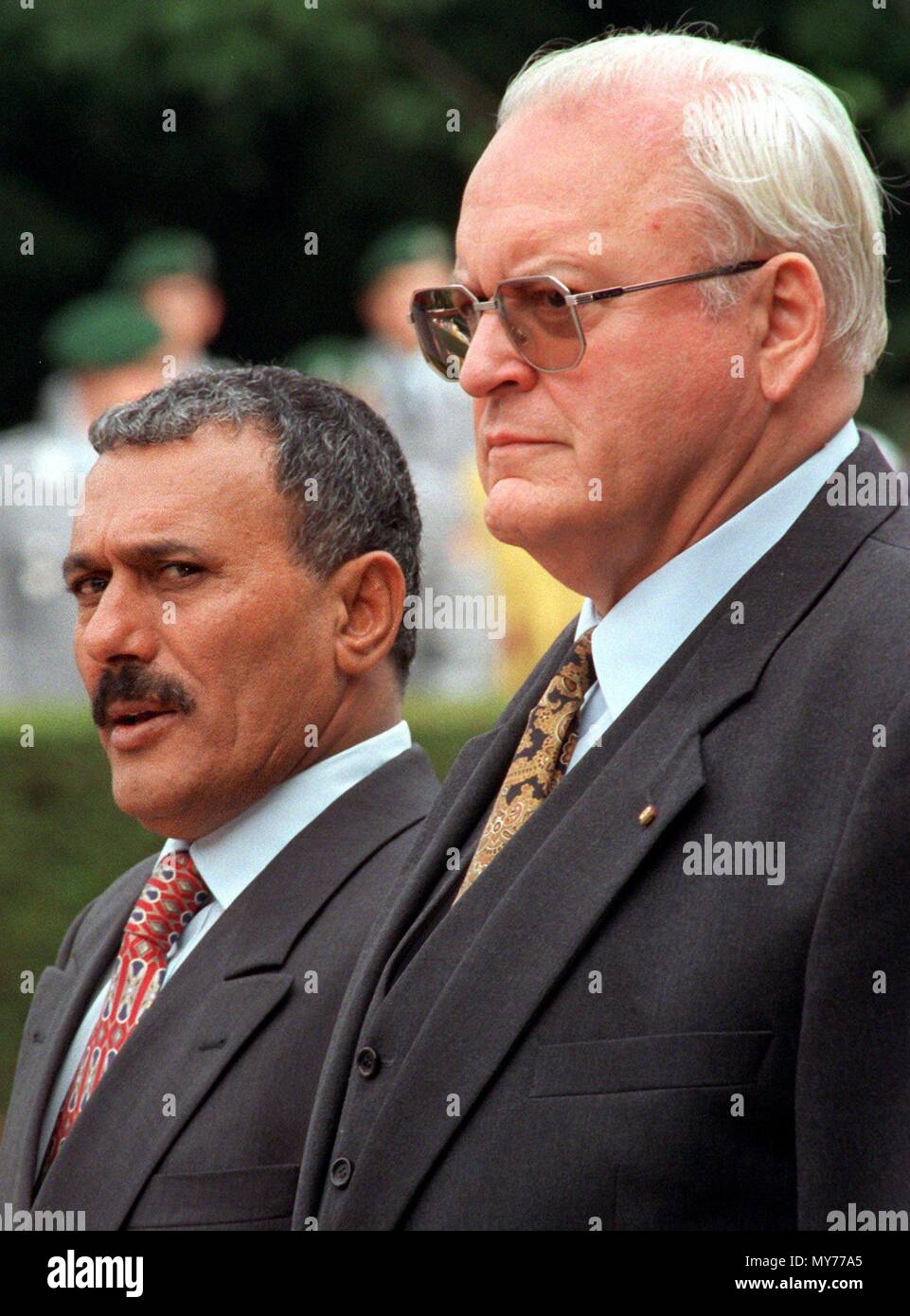 German President Roman Herzog (R) receives Yemeni President Ali Abdullah Saleh with military honours outside Villa Hammerschmidt in Bonn, Germany, on 9 September 1997.  | usage worldwide Stock Photo